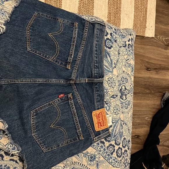 Women’s Levi shorts - Picture 3 of 6